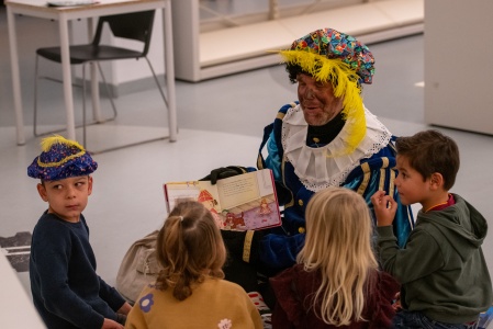 2025-11-23 Sint leest voor-44